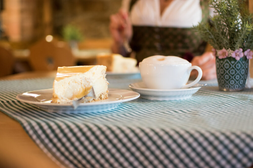 Kuchen und Kaffe im Café Zur Höll